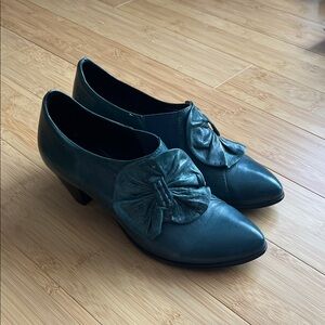 Moda Teal Heels with Bow Accent